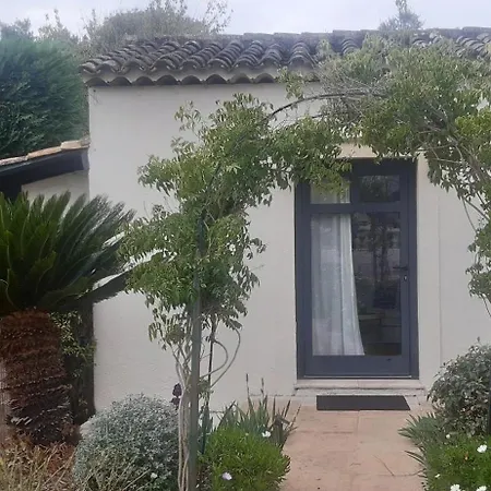 Petite Maison Dans Le Jardin *